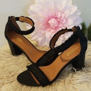 ♦️Black ankle strap heels♦️